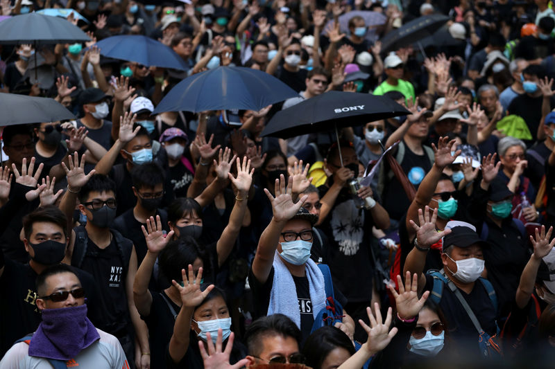 © Reuters. المحتجون يتدفقون على شوارع هونج كونج مع احتفال الصين بذكرى تأسيسها