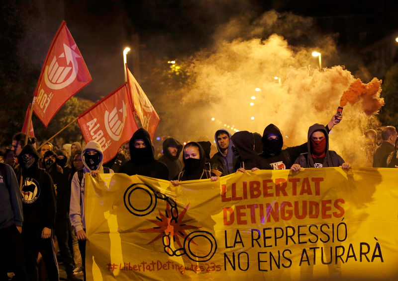© Reuters. Independentistas bloquean una calle durante una protesta para conmemorar el segundo aniversario del referéndum sobre la independencia en Girona, España, el 1 de octubre de 2019