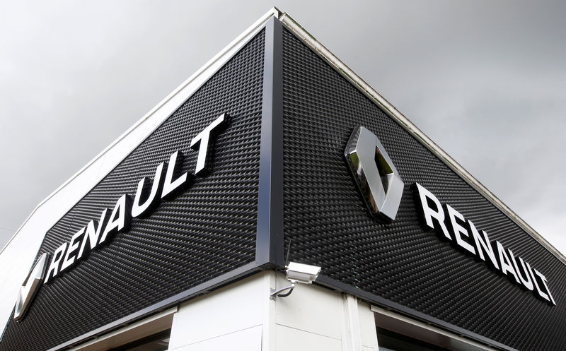 © Reuters. Il logo della casa automobilistica francese Renault presso una concessionaria della società a Bordeaux.