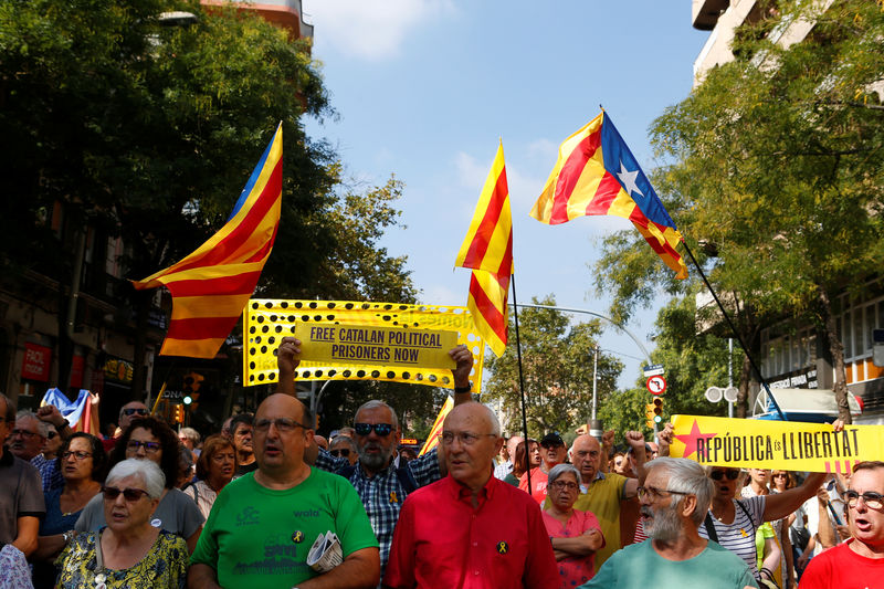 انفصاليو قطالونيا ينظمون احتجاجا في ذكرى استفتاء الانفصال عن مدريد