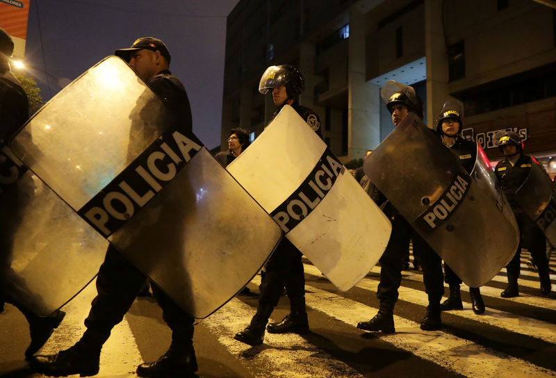 Forças Armadas e polícia do Peru declaram apoio a Vizcarra após suspensão do Congresso