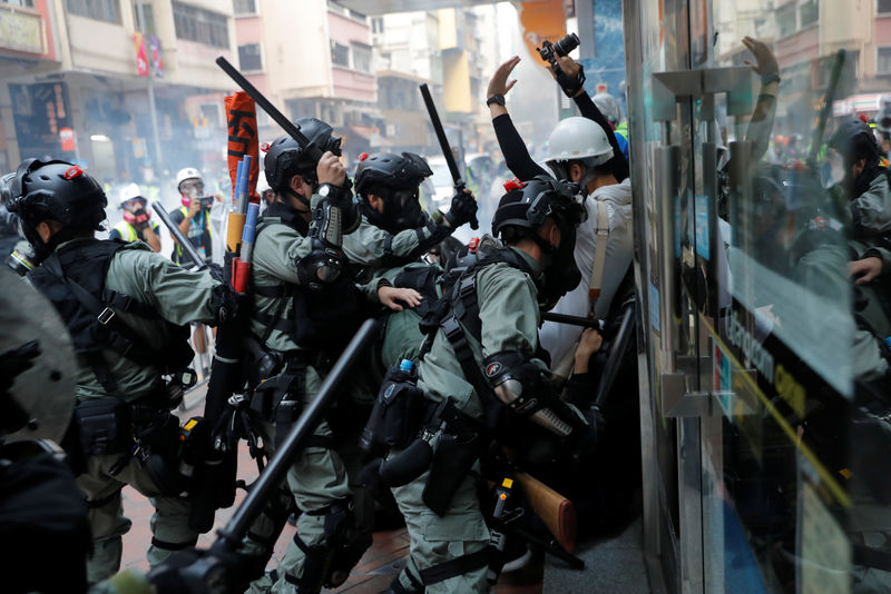 Ruas de Hong Kong se tornam campo de batalha no 70º aniversário da República Popular da China