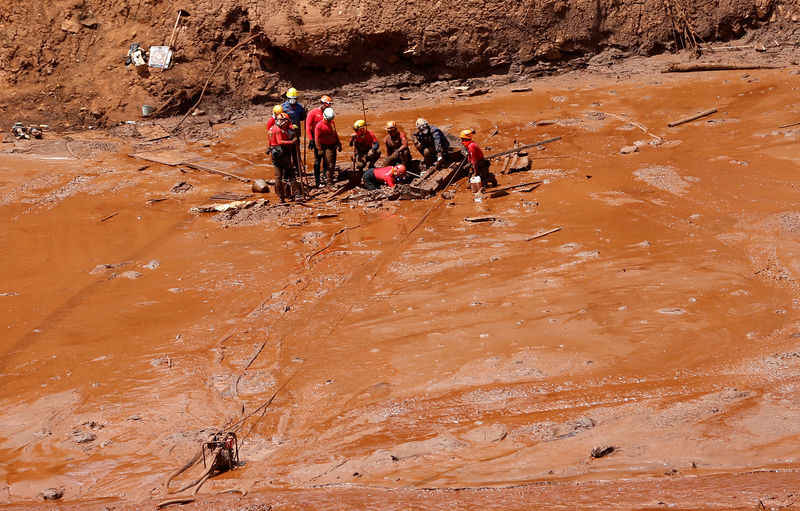 © Reuters. Trabalhos de resgate após rompimento de barragem de mineração da Vale em Brumadinho.