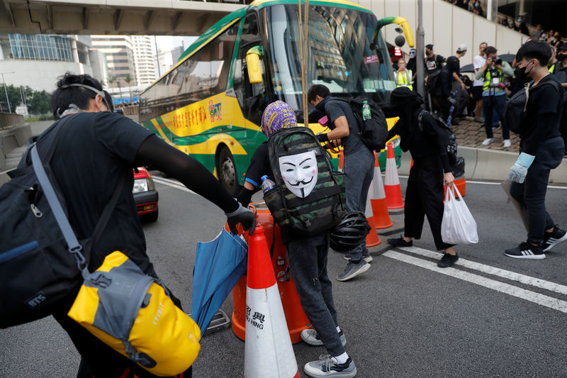 Las calles de Hong Kong se convierten en un campo de batalla en el Día de China