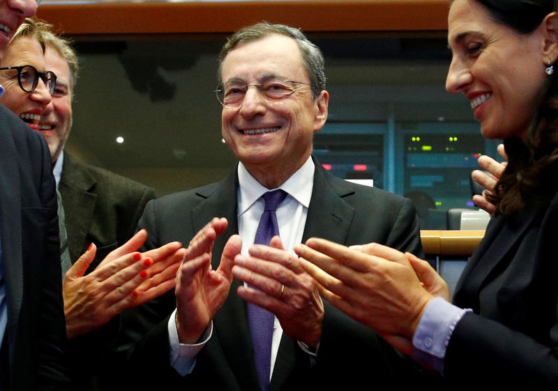 © Reuters. ECB President Draghi is applauded by members of the the EU Parliament's Economic and Monetary Affairs Committee in Brussels