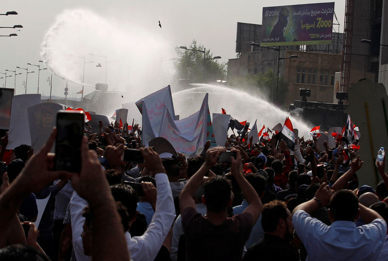 © Reuters. الشرطة العراقية تفتح النار وتطلق الغاز ومدافع المياه لتفريق متظاهرين في بغداد