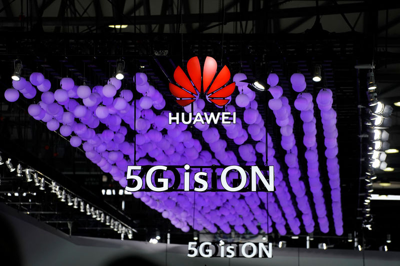 © Reuters. A Huawei logo and a 5G sign are pictured at Mobile World Congress (MWC) in Shanghai