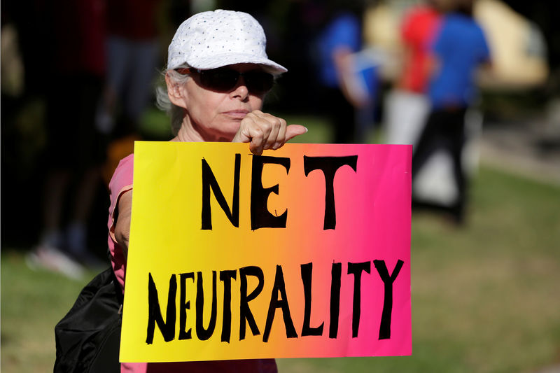 © Reuters. FILE PHOTO: Erlendsson attends a pro-net neutrality Internet activist rally in the neighborhood where U.S. President Barack Obama attended a fundraiser in Los Angeles