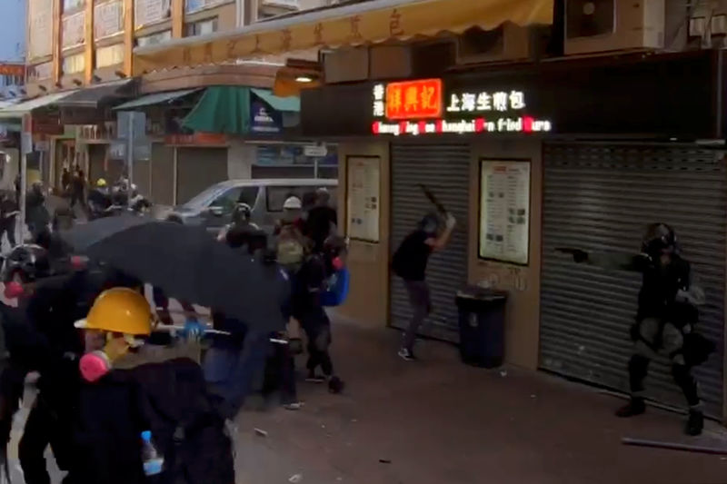 Polícia de Hong Kong atira em manifestante com arma de fogo, em escalada da violência