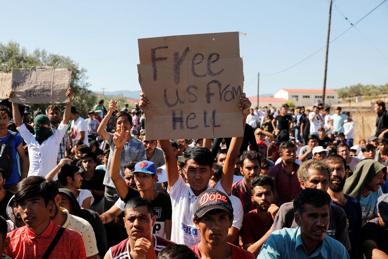 طالبو لجوء يحتجون على الأوضاع المعيشية في مخيم يوناني