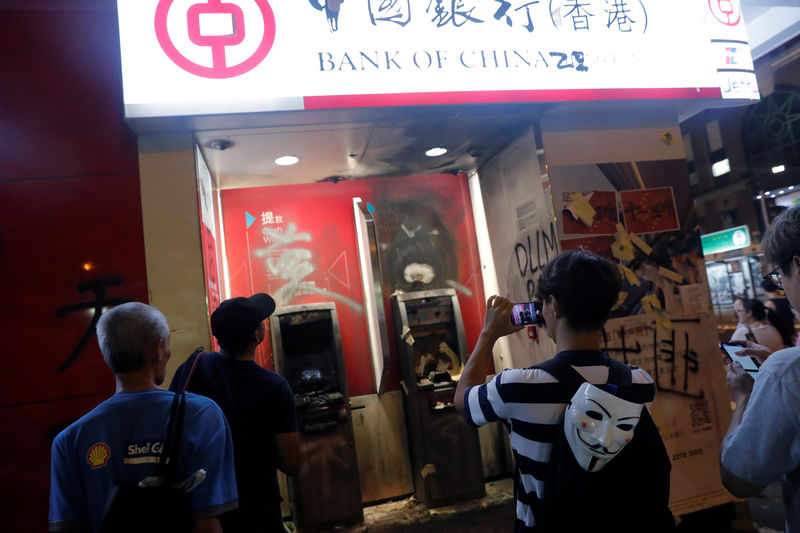 香港デモ隊、中国本土系企業に怒りの矛先　落書きなど被害相次ぐ