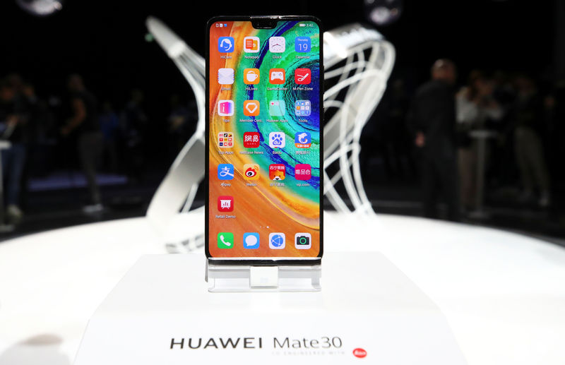 © Reuters. FILE PHOTO: Richard Yu, CEO of Huawei's consumer business group, launches the Mate 30 smartphone range in Munich