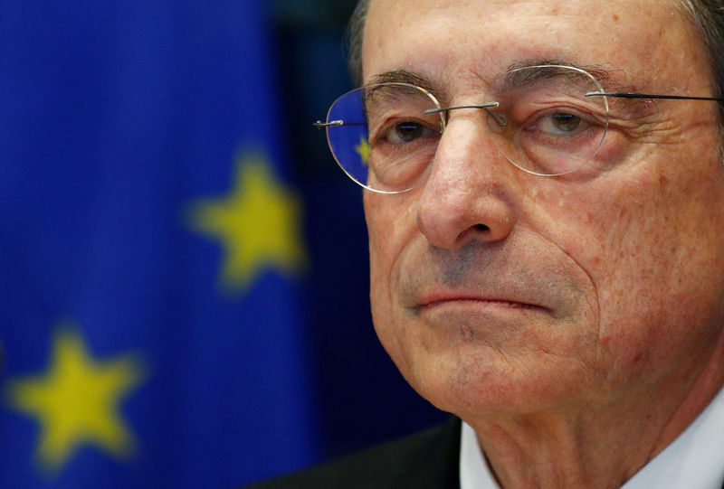 © Reuters. El presidente del Banco Central Europeo (BCE), Mario Draghi, testifica antes de la Comisión de Asuntos Económicos y Monetarios del Parlamento Europeo en Bruselas, Bélgica