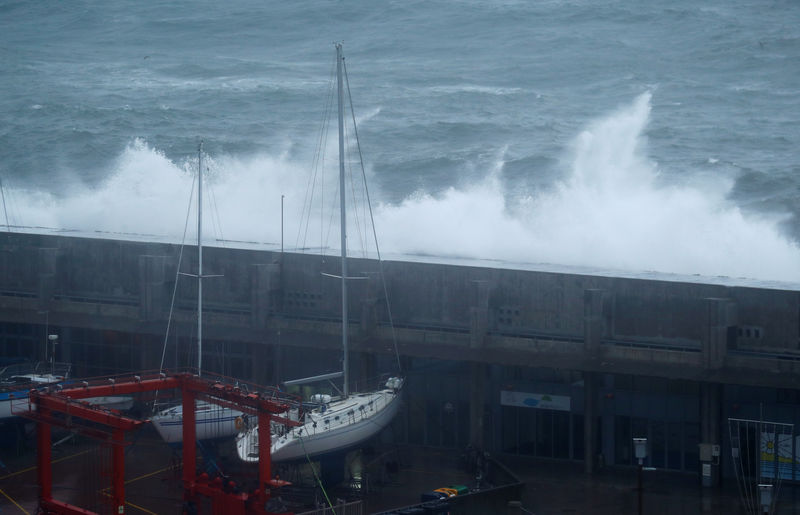 © Reuters. Las olas chocan contra un muro en el puerto de Angra do Heroismo en Azores, Portugal, el 2 de octubre de 2019