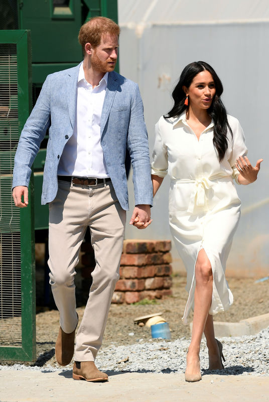 © Reuters. الأمير البريطاني هاري وزوجته يزوران بلدة في جنوب أفريقيا