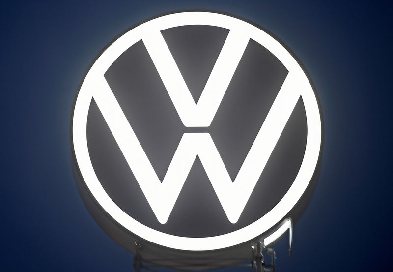 © Reuters. FILE PHOTO: A new logo of German carmaker Volkswagen is unveiled at the VW headquarters in Wolfsburg