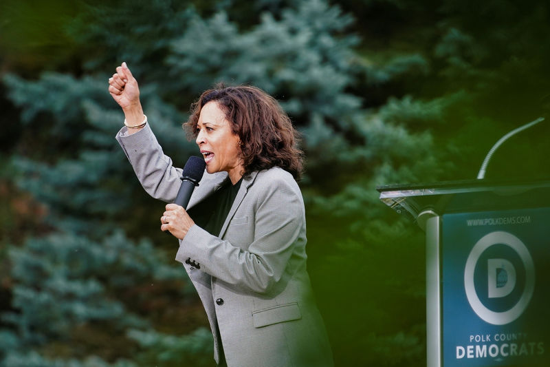 © Reuters. FILE PHOTO: Kamala Harris, U.S. Senator and Democratic presidential hopeful,  speaks at the Polk County Democrats’ Steak Fry in Des Moines