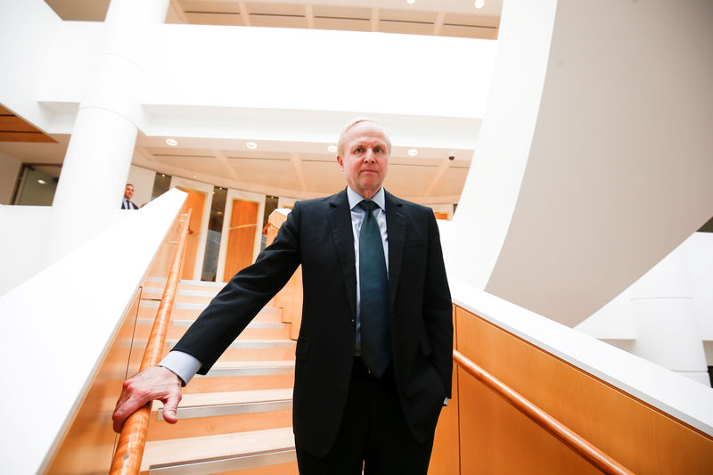 © Reuters. FILE PHOTO: Group Chief Executive of BP Bob Dudley poses for a photograph at the BP International Headquarters in central London