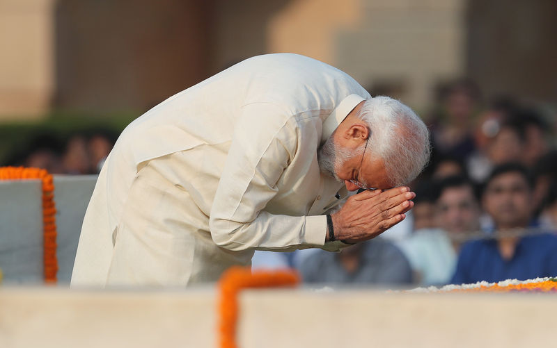 © Reuters. India's Prime Minister Narendra Modi pays homage at the Mahatma Gandhi memorial on the 150th birth anniversary of Gandhi at Rajghat in New Delhi