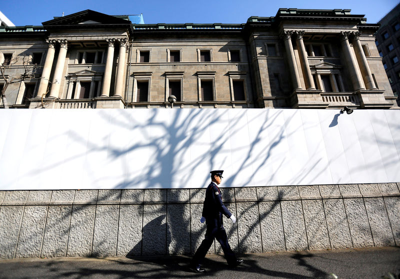 © Reuters. FILE PHOTO :A security guard walks past in front of the Bank of Japan headquarters in Tokyo