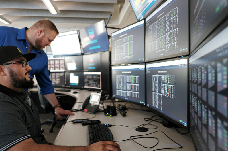 © Reuters. Chevron personnel work at Chevron's Integrated Operations Center in Midland, Texas