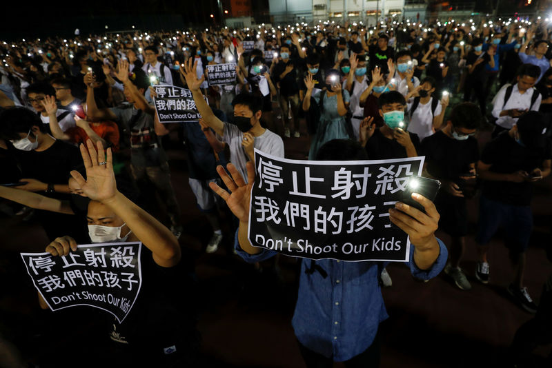 محتجو هونج كونج يتظاهرون في أنحاء المدينة والشرطة تدعو لحظر التجول