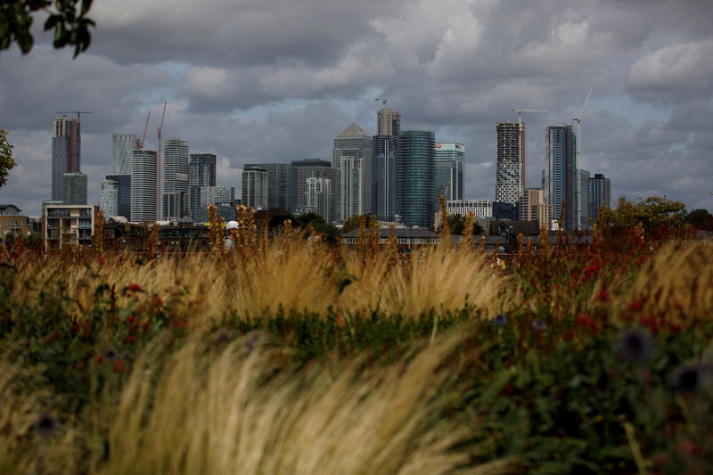 © Reuters. FILE PHOTO: The Canary Wharf financial district stands beyond the Greenwich Maritime Museum in London