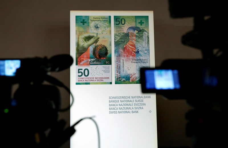 © Reuters. FOTO DE ARCHIVO: Se muestra una nueva nota de 50 francos suizos después de su presentación por parte del SNB en Berna