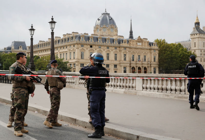 © Reuters. ATTAQUE AU COUTEAU À LA PRÉFECTURE DE PARIS, UN MORT ET L'AUTEUR TUÉ