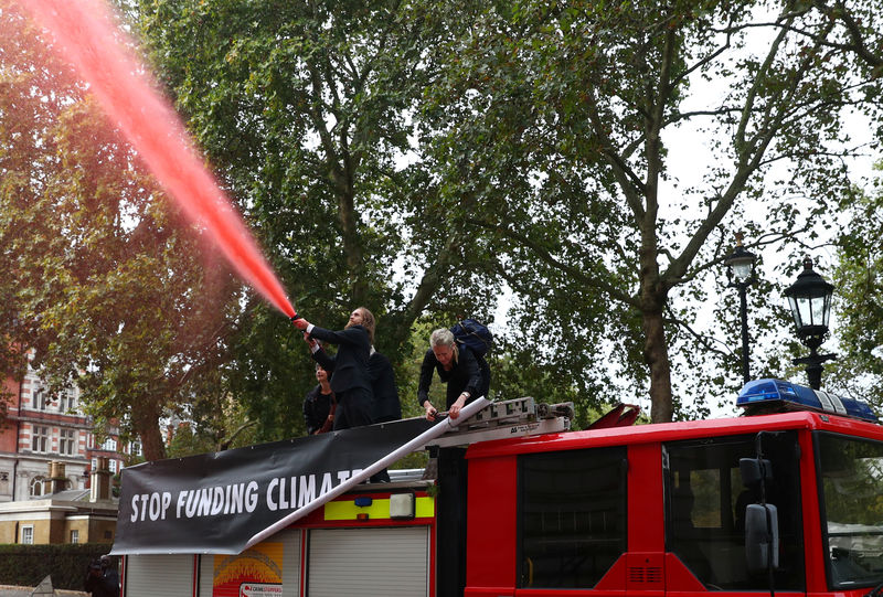 Ativistas do clima usam caminhão de bombeiro para lançar tinta vermelha em ministério britânico