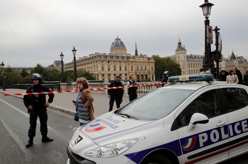 © Reuters. La policía francesa asegura el área frente al cuartel general de la Policía de París