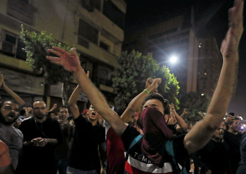 © Reuters. مجلس حقوق الإنسان في مصر ينتقد توقيف المواطنين والاطلاع على هواتفهم قسرا