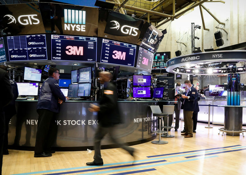 © Reuters. FILE PHOTO: Traders work on the floor at the NYSE in New York