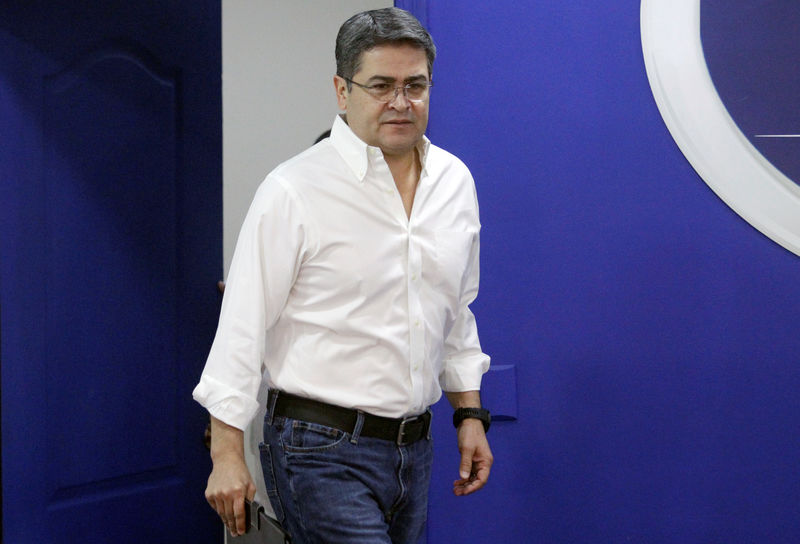 © Reuters. Honduran President Juan Orlando Hernandez arrives to a news conference at the Presidential House in Tegucigalpa