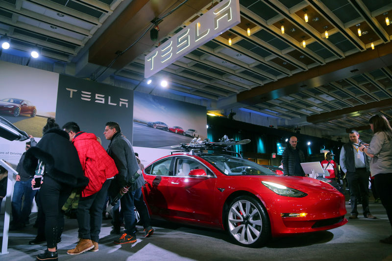 © Reuters. A Tesla Model 3 car is displayed at the Canadian International AutoShow in Toronto