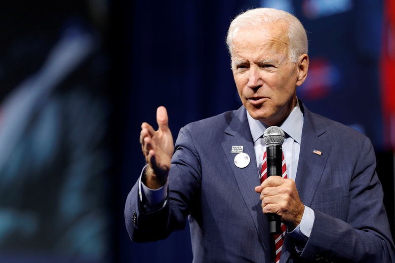 © Reuters. U.S. Democratic presidential candidate and former U.S. Vice President Biden responds to a question during a forum held by gun safety organizations the Giffords group and March For Our Lives in Las Vegas