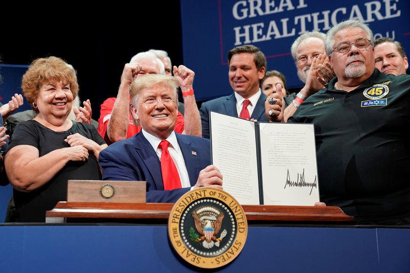 Trump corteja idosos com decreto para impulsionar programa de saúde Medicare