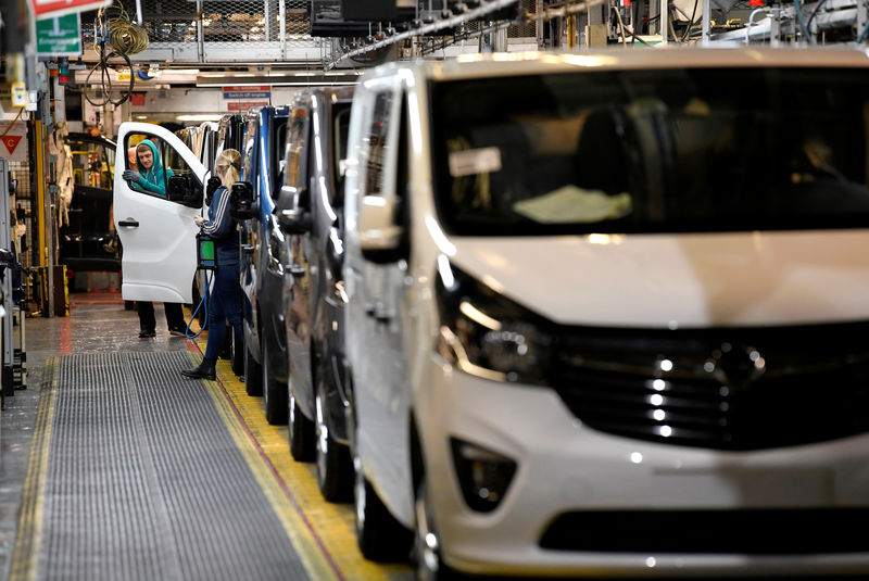© Reuters. FILE PHOTO: Workers assemble Vauxhall Vivaro vans on the production line at Vauxhall's Luton plant in Luton