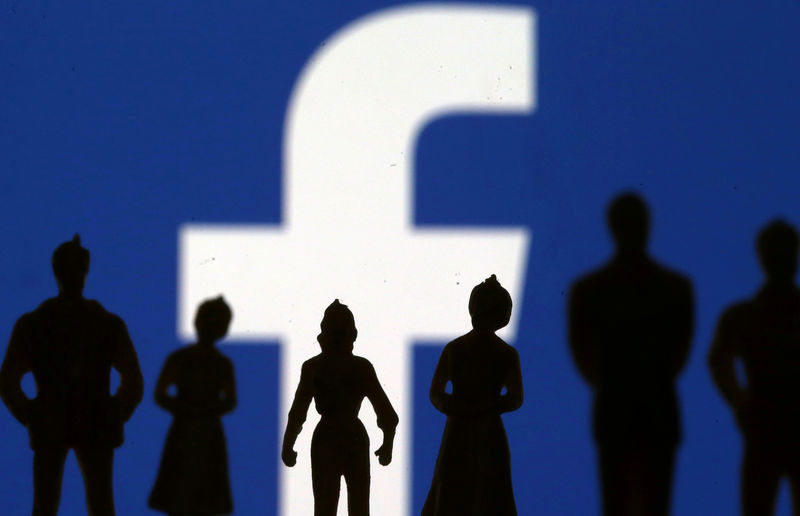 © Reuters. FILE PHOTO: Small toy figures are seen in front of Facebook logo in this illustration picture