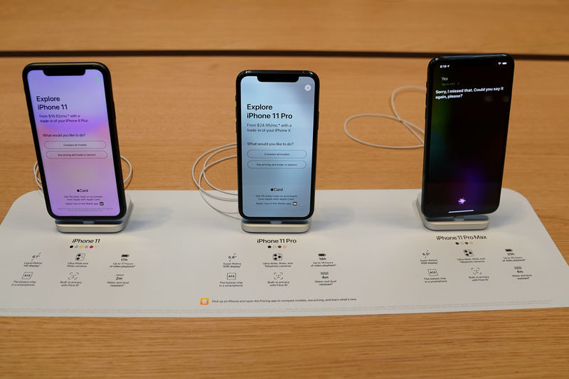 © Reuters. FILE PHOTO: Apple iPhone 11's are pictured inside of the Apple Store on Fifth Ave in the Manhattan borough of New York