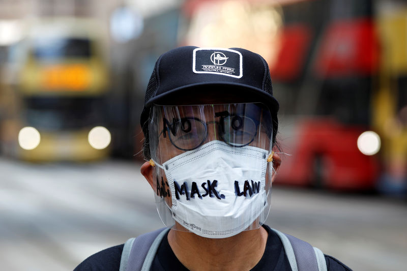 © Reuters. Un manifestante antigubernamental que lleva una máscara asiste a una protesta a la hora del almuerzo, luego de que los medios locales informaran sobre la prohibición prevista de las máscaras faciales según la ley de emergencia, en Central, en Hong Kong