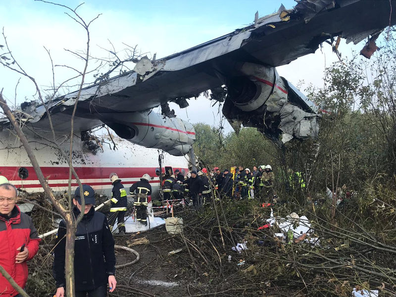 Пятеро погибли при аварийной посадке транспортного Ан-12 на западе Украины