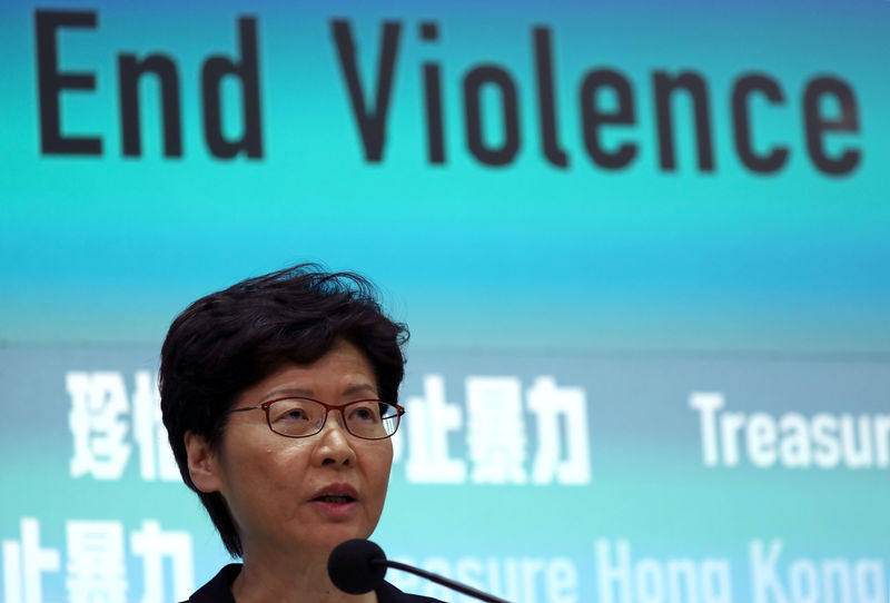 La líder de Hong Kong pide poderes de emergencia para frenar la violencia