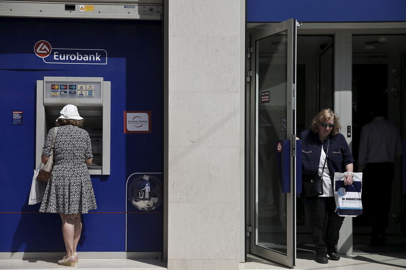 © Reuters. Clienti presso una delle sedi di Eurobank ad Atene, in Grecia