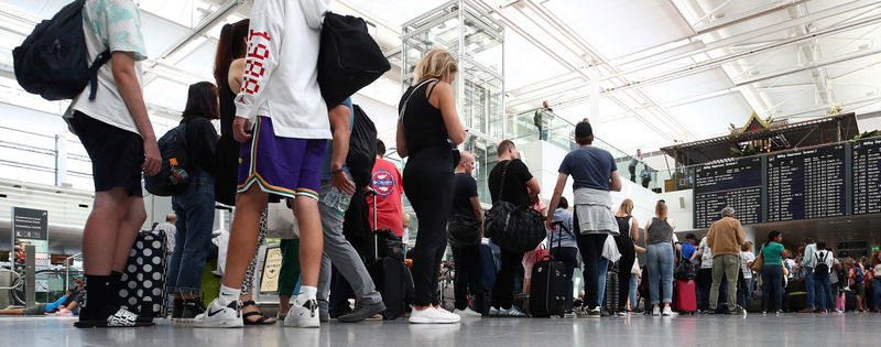 © Reuters. Los pasajeros esperan sus vuelos en la Terminal 2 en el Aeropuerto Internacional de Munich