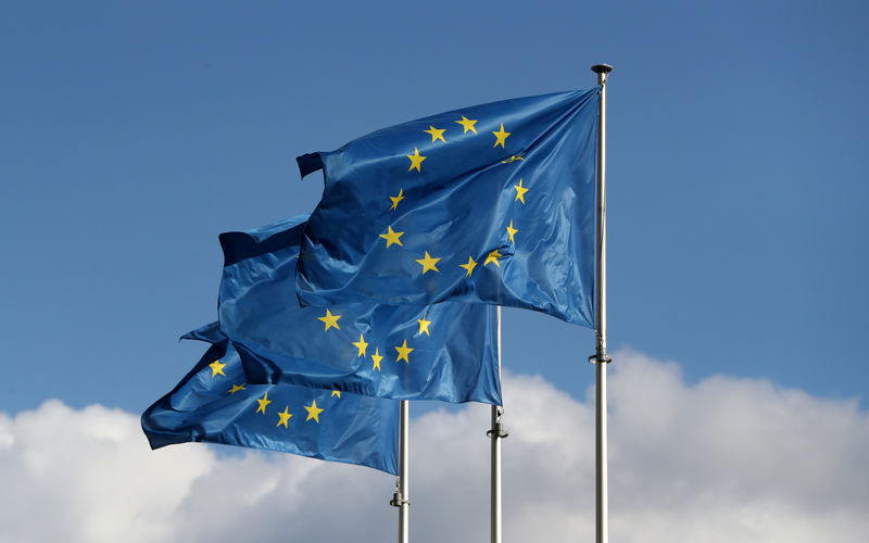 © Reuters. Banderas de la Unión Europea ondean fuera de la sede de la Comisión Europea en Bruselas
