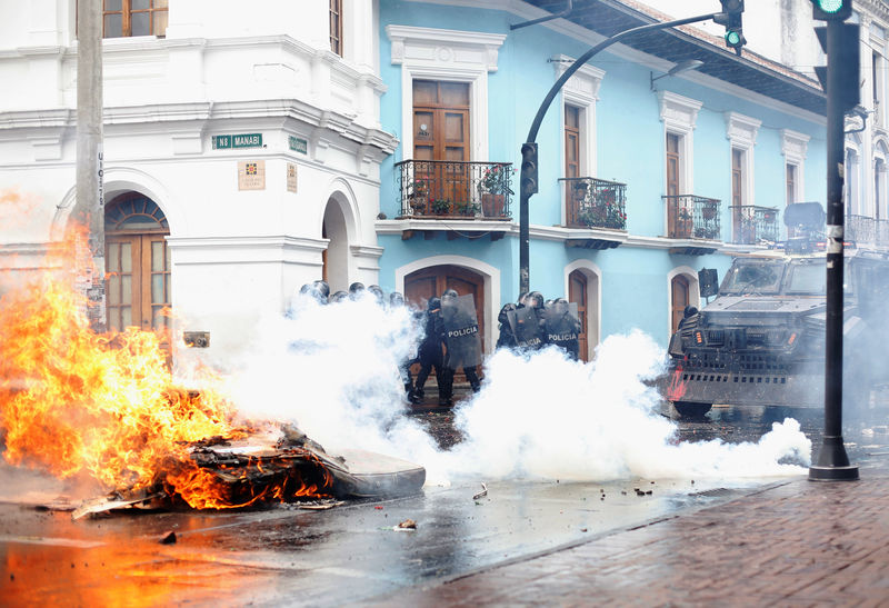 © Reuters. Foto del jueves de la policía antidisturbios de Ecuador chocando con manifestantes en Quito