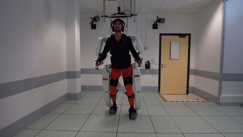 Vuelve a caminar con un exoesqueleto controlado por el cerebro