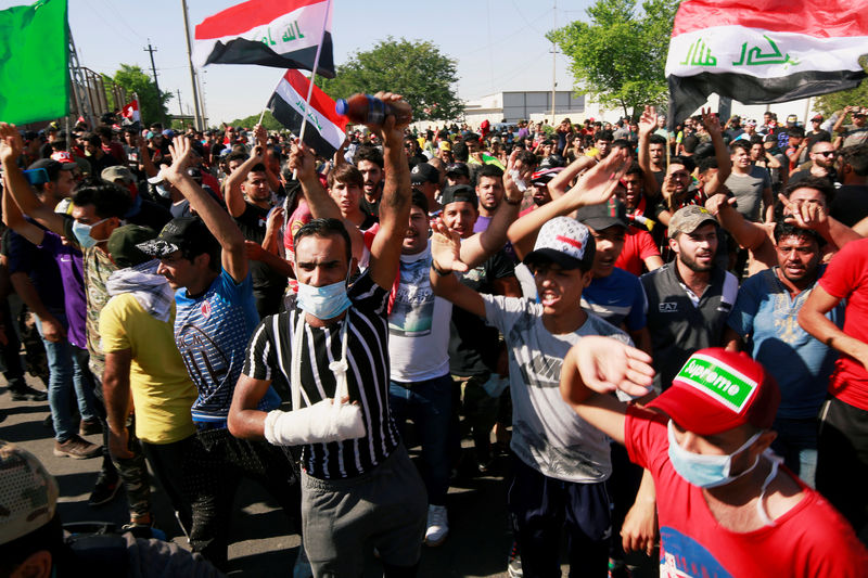© Reuters. سقوط عشرات القتلى وسط انتفاضة تجتاح العراق