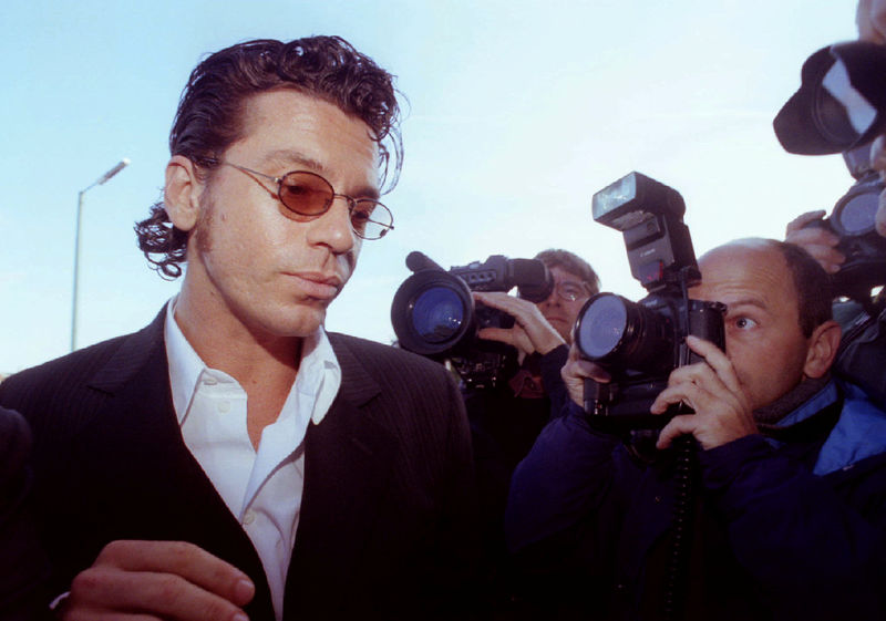© Reuters. FILE PHOTO: Michael Hutchence, lead singer of the group INXS, arrives at Maidstone Magistrates Court